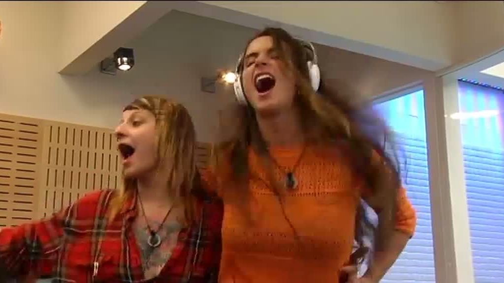 Esta chica no pude quedarse quieta