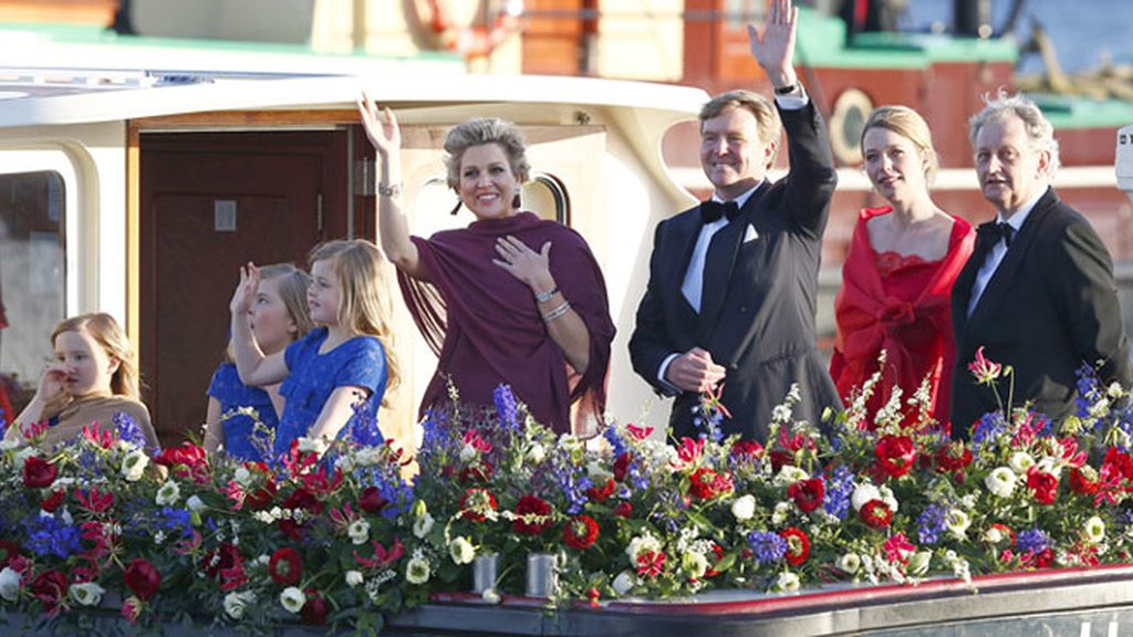 Los reyes de Holanda recorren los canales de Amsterdam