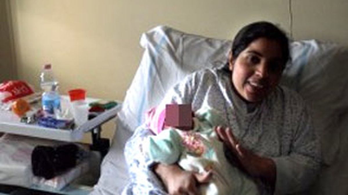 Imagen de Asia sosteniendo en brazos a su bebé Amana. Foto: La Repubblica