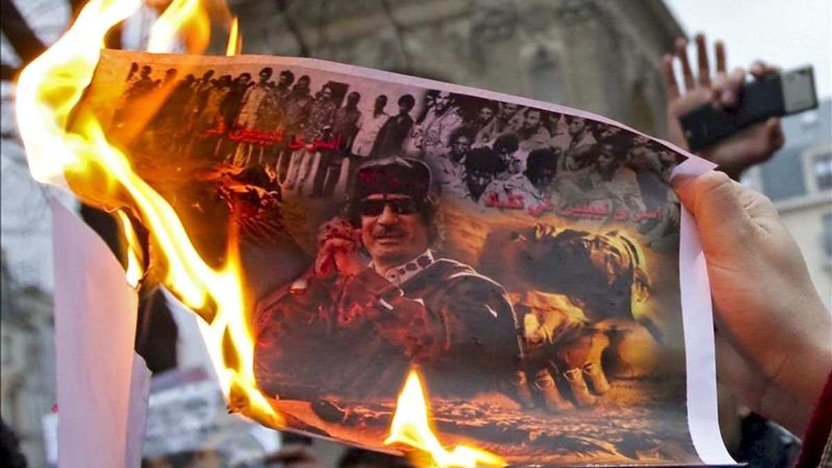 Manifestantes queman una imagen del líder libio Muamar el Gadafi durante una protesta en París, Francia. Aviones del ejército del aire libio dispararon hoy contra los manifestantes en Trípoli, según la cadena de televisión qatarí Al Yazira. EFE Manifestantes queman una imagen del líder libio Muamar el Gadafi durante una protesta en París, Francia. Aviones del ejército del aire libio dispararon hoy contra los manifestantes en Trípoli, según la cadena de televisión qatarí Al Yazira. EFE