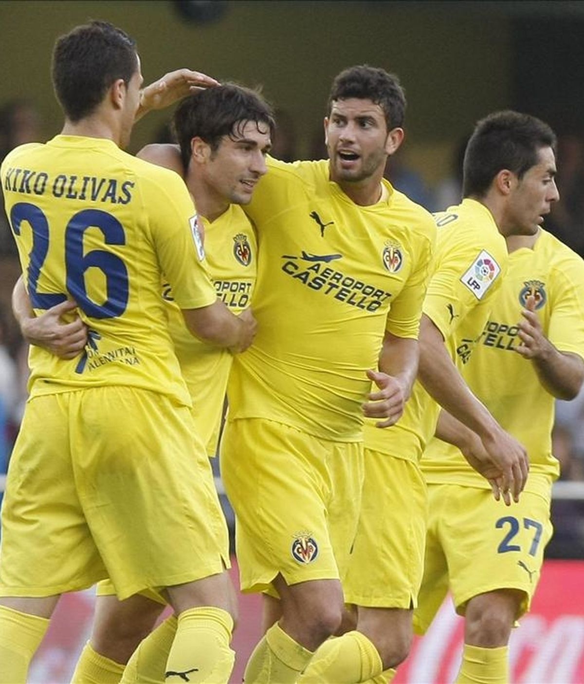 El centrocampista del Villarreal Rubén Gracia "Cani" (2i), celebra con sus compañeros la consecución del primer gol de su equipo frente al Getafe, durante el partido de Liga en el estadio de El Madrigal, en Villarreal. EFE