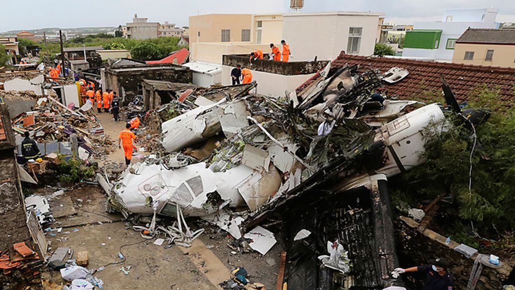 El tifón Matmo provoca un accidente de avión que deja 49 muertos