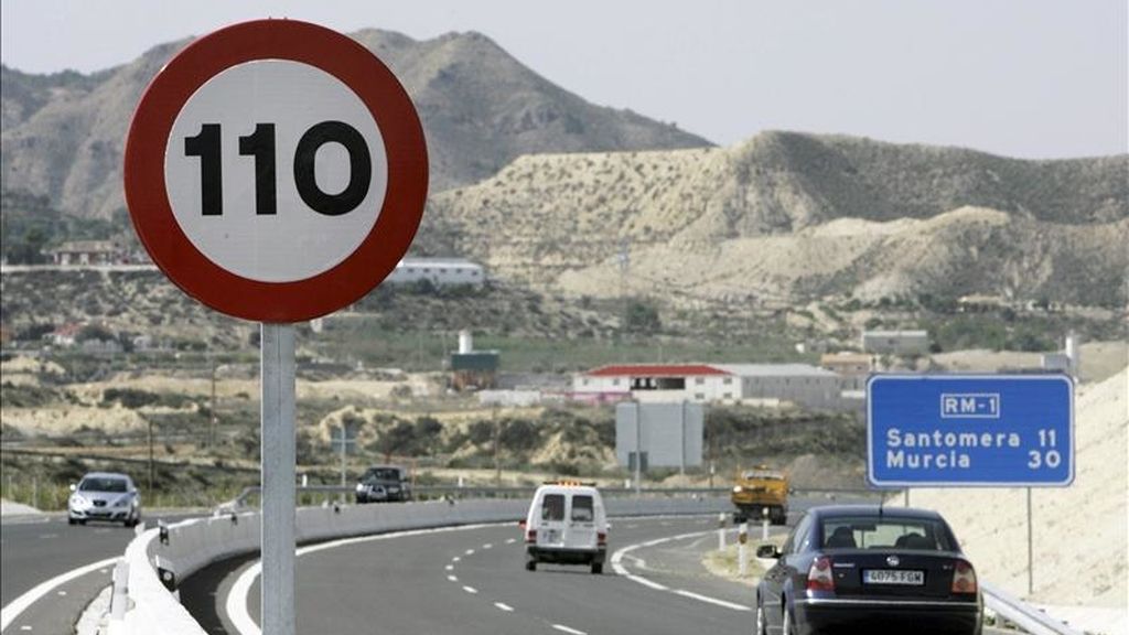 Una señal de tráfico con el nuevo límite en las autovías que reduce la velocidad máxima de 120 km/h a 110 km/h. EFE/Archivo