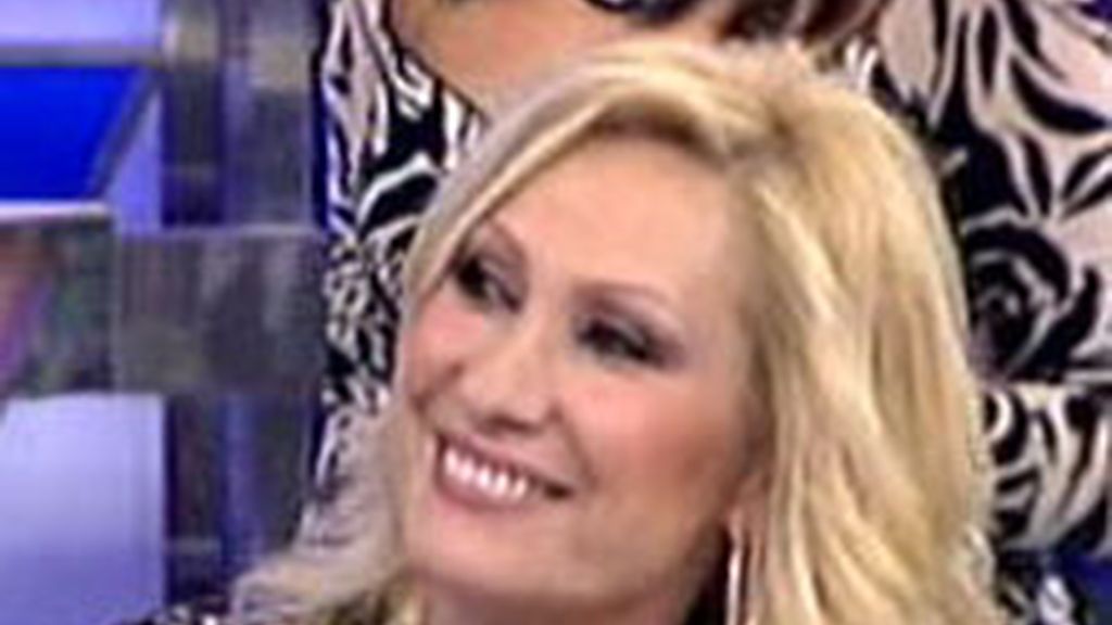 Se emociona al escuchar la canción con la que conoció a Amador