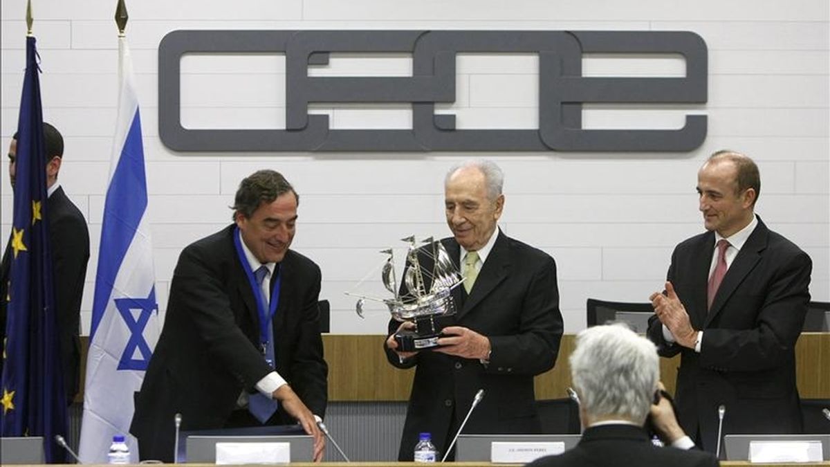 El presidente de Israel, Simon Peres (c), sostiene una réplica de una carabela, obsequio del presidente de la CEOE, Juan Rosell (i), en presencia del ministro de Industria, Turismo y Comercio, Miguel Sebastián, durante el encuentro celebardo esta tarde en Madrid con empresarios españoles e israelíes. EFE El presidente de Israel, Simon Peres (c), sostiene una réplica de una carabela, obsequio del presidente de la CEOE, Juan Rosell (i), en presencia del ministro de Industria, Turismo y Comercio, Miguel Sebastián, durante el encuentro celebardo esta tarde en Madrid con empresarios españoles e israelíes. EFE
