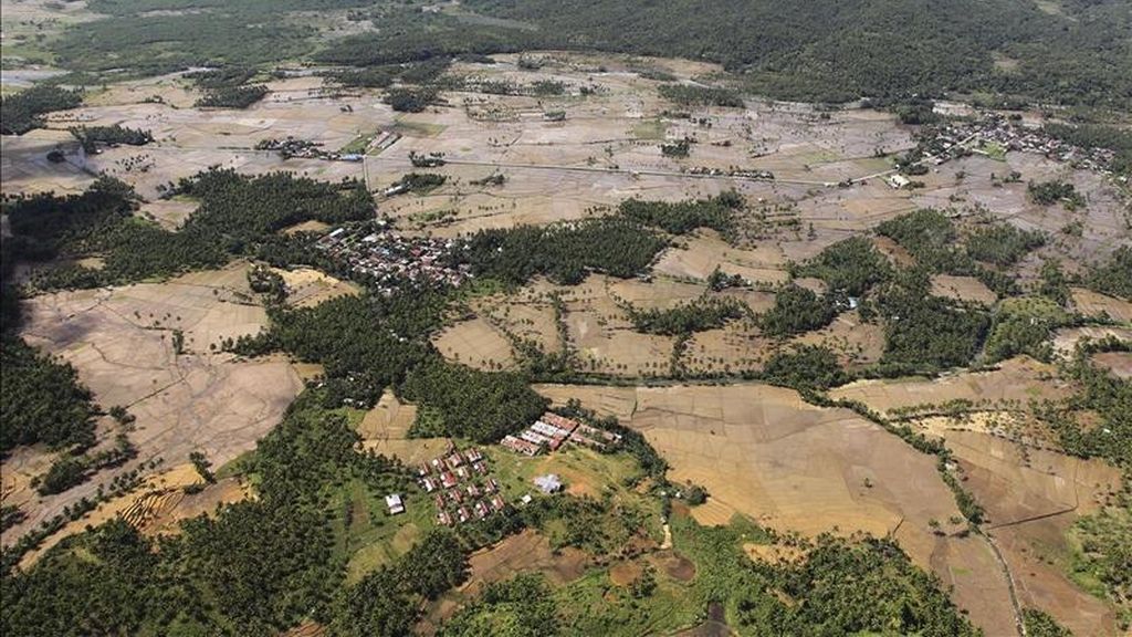 Vista aérea tomada del pasado viernes de la localidad de Saint Bernard, en la provincia meridional filipina de Leyte. Las riadas en este y sur de Filipinas elevan a 57 los muertos. EFE/Archivo
