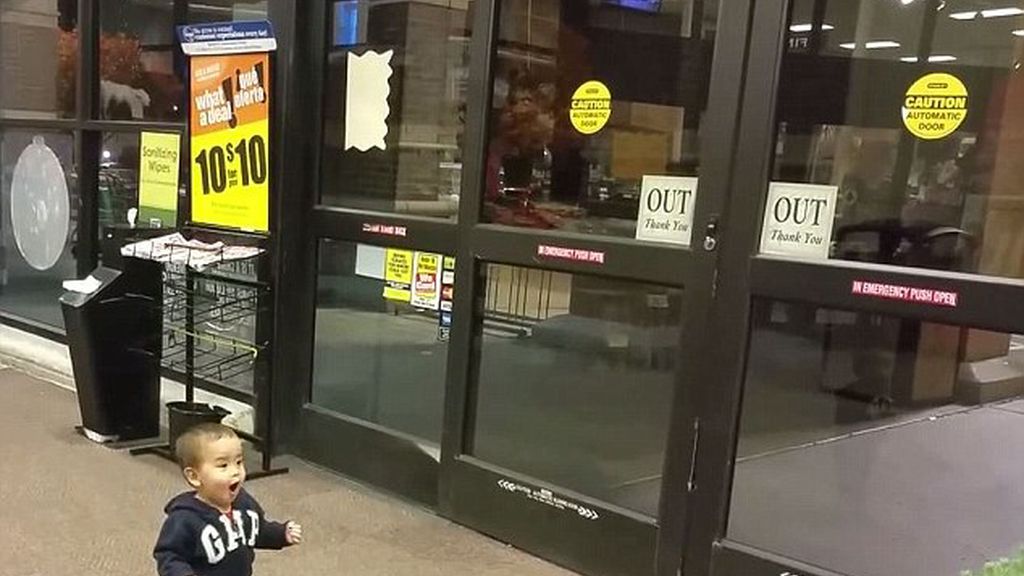 La sorpresa de un niño cuando ve unas puertas automáticas por primera vez