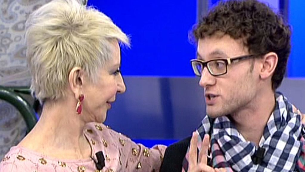 Los colaboradores, poco a poco, traspasan las vallas que les separan de Karmele
