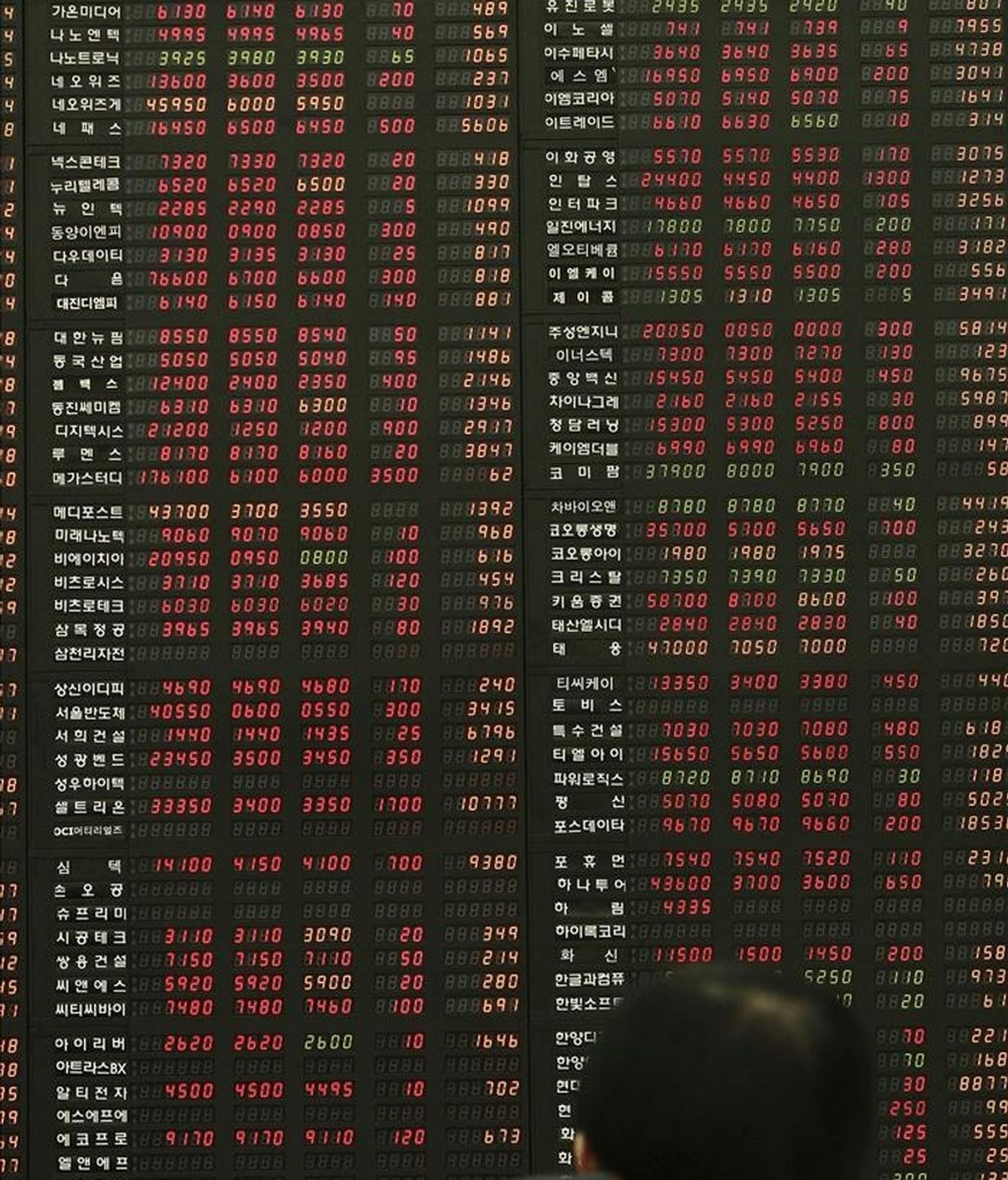 Un agente de la Bolsa de Comercio de Corea observa un tablero electrónico con los índices de la jornada en Seúl. EFE/Archivo