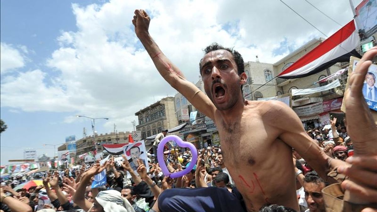 Los manifestantes corean cánticos contra el gobierno durante una concentración de protesta contra el presidente yemení Saleh, en Sana, Yemen. EFE