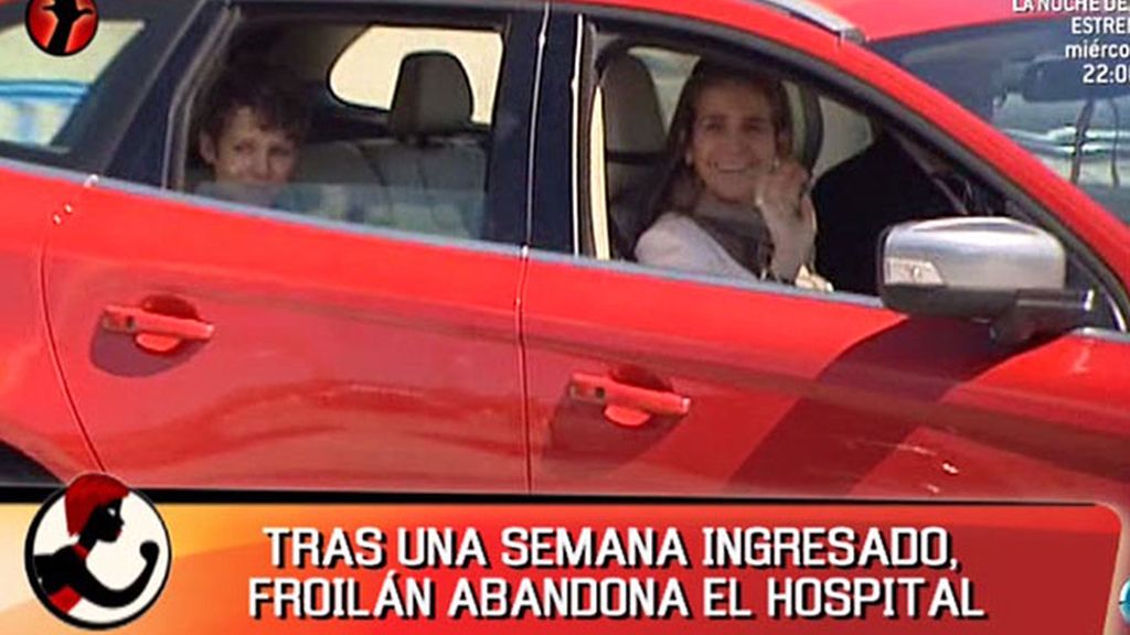 En coche, el nieto del Rey abandona el hospital junto a su madre