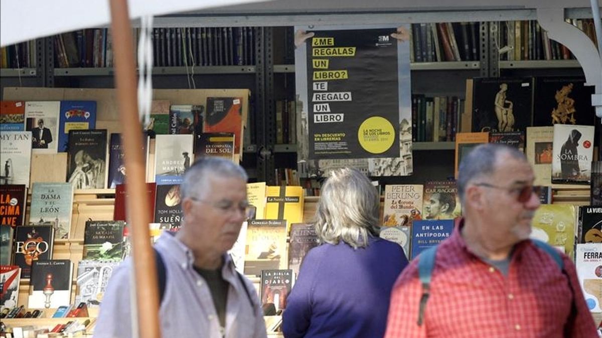 Varias personas visitan la Cuesta de Moyano de Madrid, para poder adquirir libros durante la celebración de La Noche de los Libros. EFE