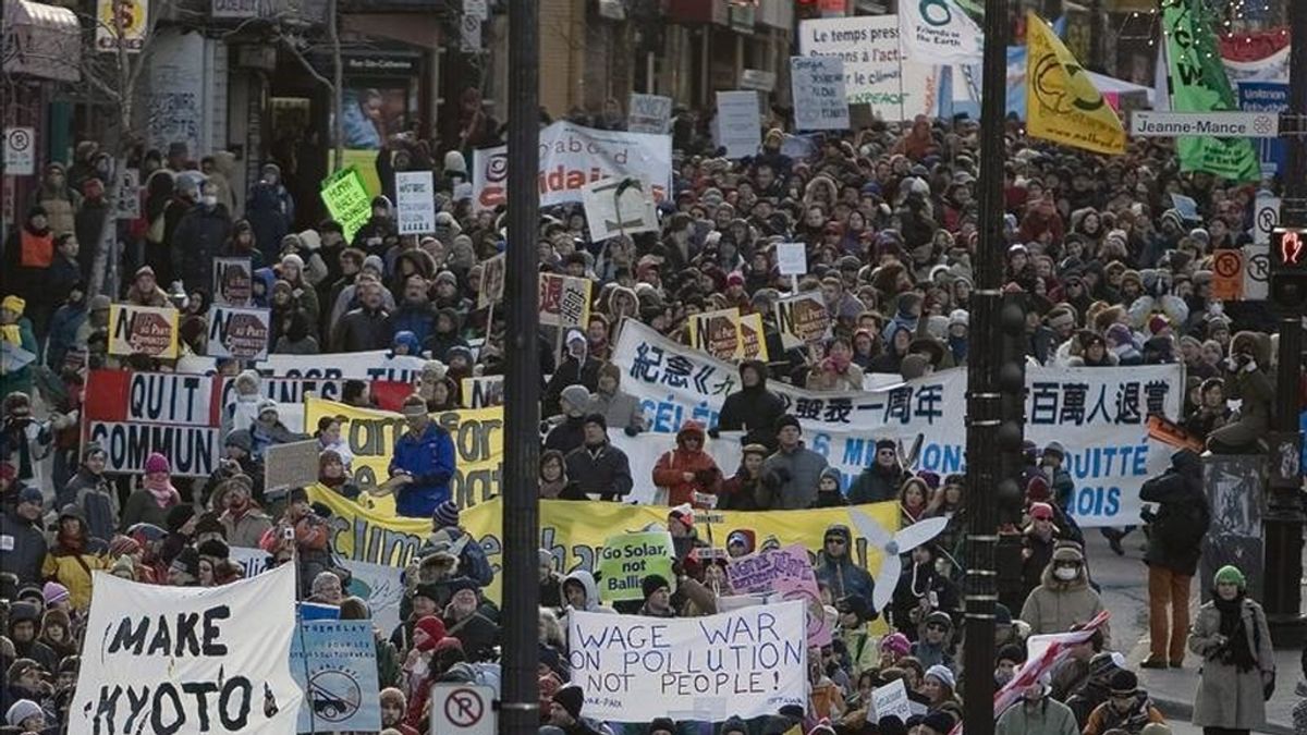 Desde que Canadá se negó a cumplir con el Protocolo de Kioto, el país ha sido criticado por organizaciones ecologistas que lo han calificado como un "fósil medioambiental". En la imagen un registro de una marcha en Montreal en contra de este Protocolo en diciembre de 2005. EFE/Archivo Desde que Canadá se negó a cumplir con el Protocolo de Kioto, el país ha sido criticado por organizaciones ecologistas que lo han calificado como un "fósil medioambiental". En la imagen un registro de una marcha en Montreal en contra de este Protocolo en diciembre de 2005. EFE/Archivo