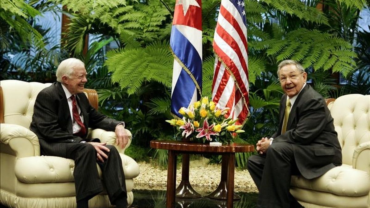 El presidente cubano, Raúl Castro (der), y el expresidente de Estados Unidos Jimmy Carter (izq) sostienen una reunión este 29 de marzo en La Habana (Cuba). EFE