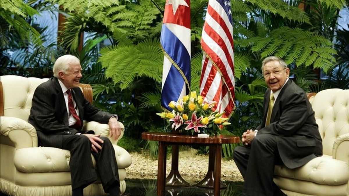 El presidente cubano, Raúl Castro (der), y el expresidente de Estados Unidos Jimmy Carter (izq) sostienen una reunión este 29 de marzo en La Habana (Cuba). EFE El presidente cubano, Raúl Castro (der), y el expresidente de Estados Unidos Jimmy Carter (izq) sostienen una reunión este 29 de marzo en La Habana (Cuba). EFE