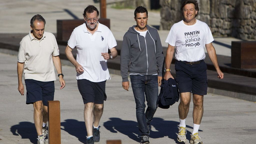 Rajoy comparte caminata con el triatleta Gómez Noya
