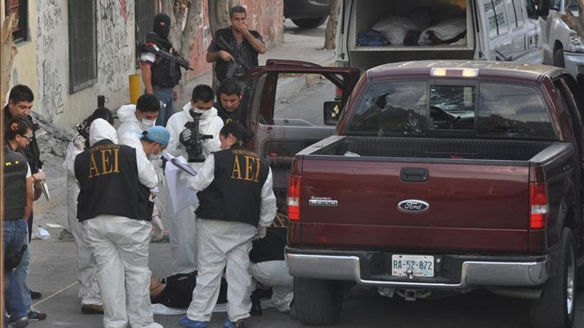 Peritos forenses y agentes ministeriales recaban información en la colonia Francisco Villa de Monterrey, donde cinco personas fueron acribilladas por un comando armado. En total, fueron asesinadas once personas y tres más quedaron heridas por sicarios de la delincuencia organizada. EFE