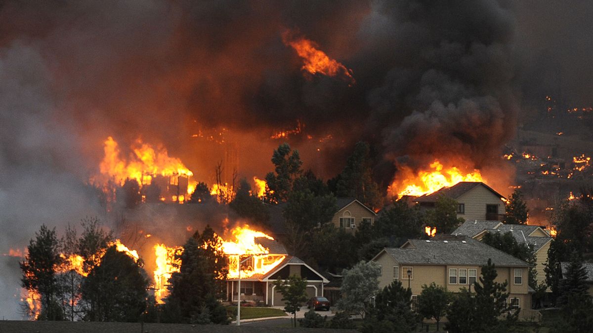 Evacuados más de 30.000 personas por un incendio en Colorado