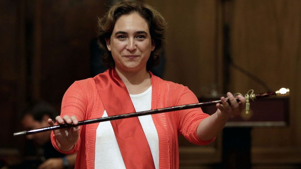 Ada Colau, investida alcaldesa de Barcelona por mayoría absoluta