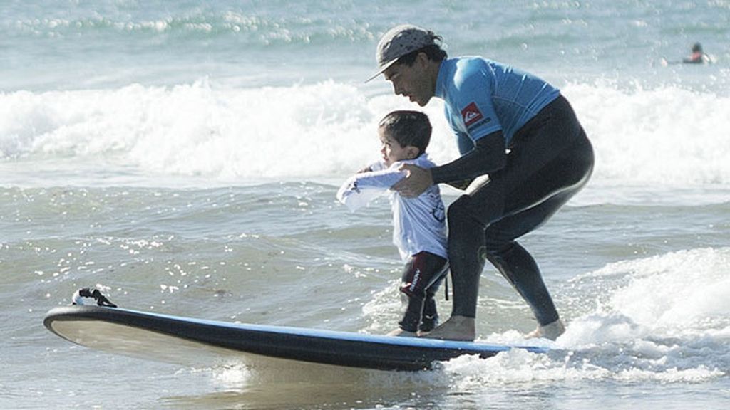 Los surfistas Aranburu y Martiño los mejores profesores de surf en las playas de Gijón