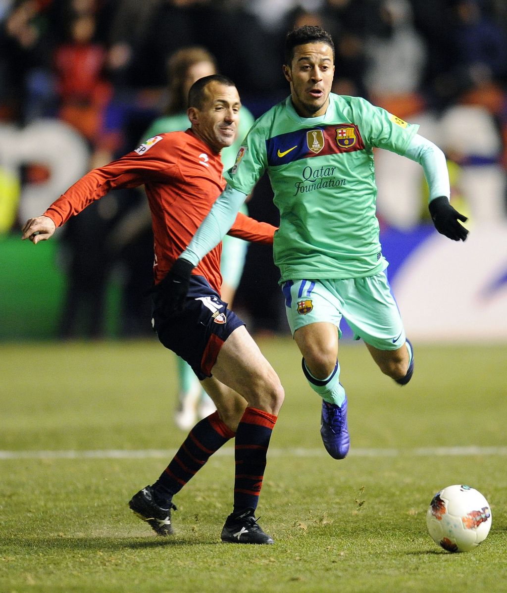 Patxi Puñal, jugador de Osasuna pelea por un balón ante Thiago Patxi Puñal, jugador de Osasuna pelea por un balón ante Thiago