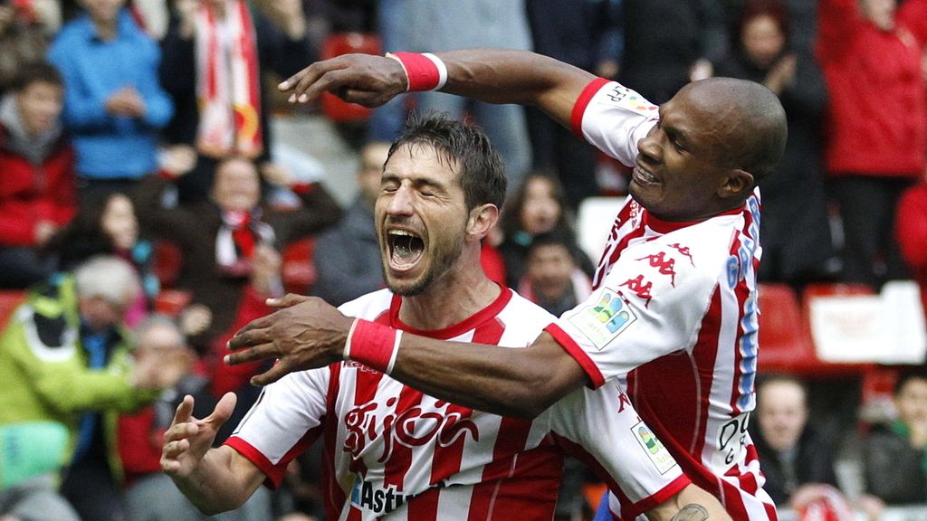El mediocentro uruguayo del Sporting de Gijón Sebastián Eguren celebra su gol con su compañero francés Gregory Arnolin El mediocentro uruguayo del Sporting de Gijón Sebastián Eguren celebra su gol con su compañero francés Gregory Arnolin