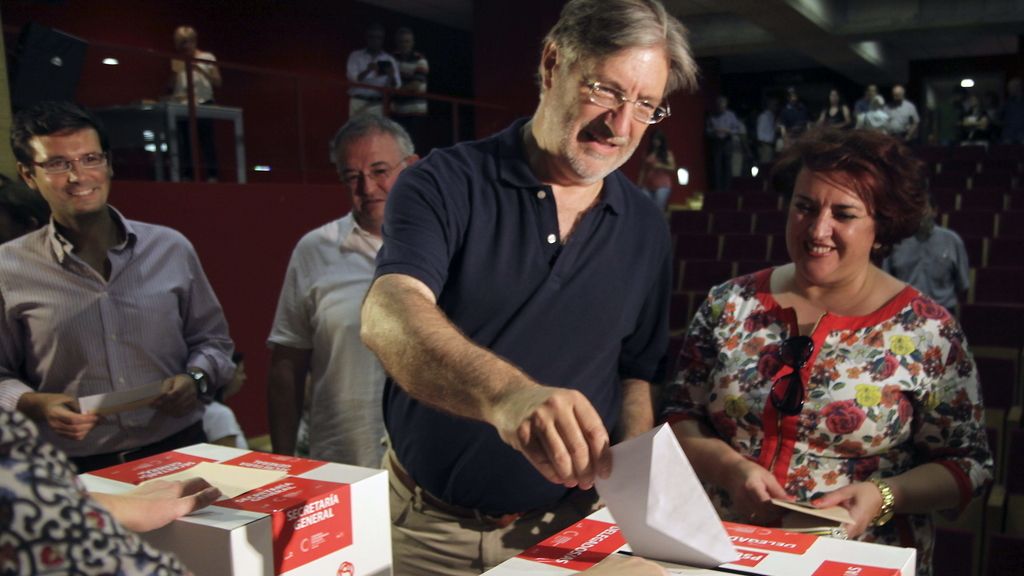Pérez Tapias vota en Granada para "resituar" al partido en la izquierda