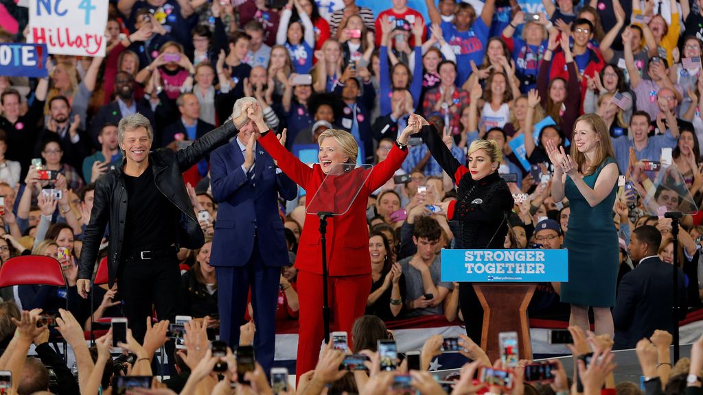 Clinton rodeada de famosos, los Obama y su familia en la recta final