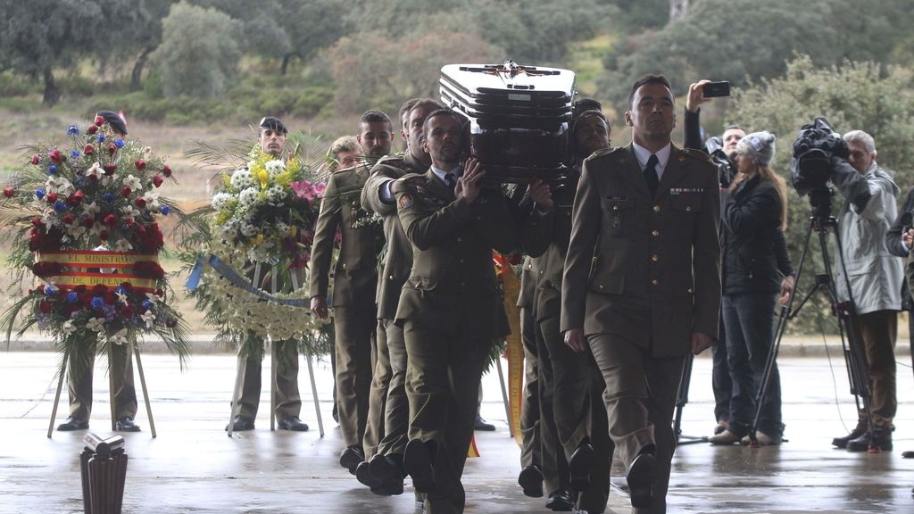 Los compañeros del cabo fallecido en Líbano arropan a la familia en el funeral