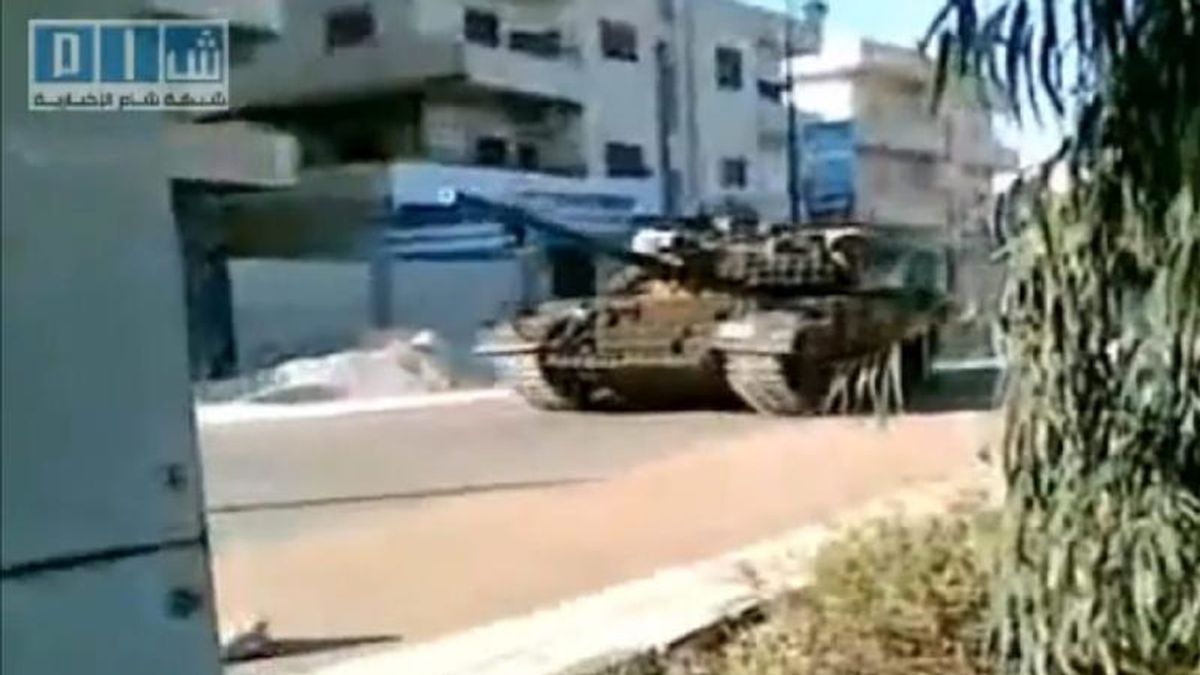 Captura de un vídeo distribuido hoy por la red social Sham News Network (SNN) que muestra un tanque del ejército sirio en una calle de la ciudad de Daraa, Siria. Se trata de una imagen obtenida por la agencia EPA de una fuente alternativa, por lo que no se puede confirmar la fecha exacta ni la fuente de la imagen. EFE
