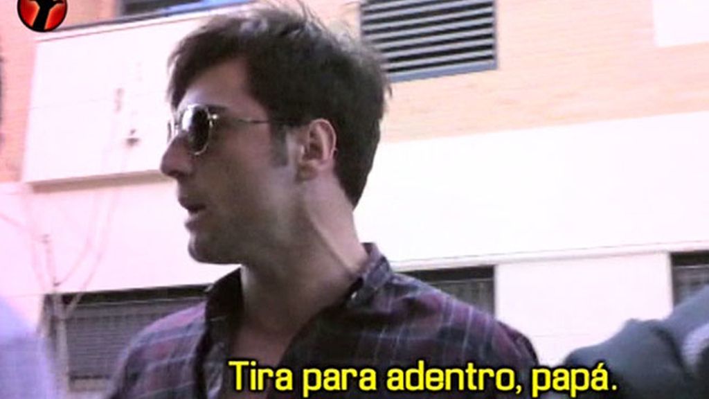 El cantante, enfadado por la presencia de la prensa