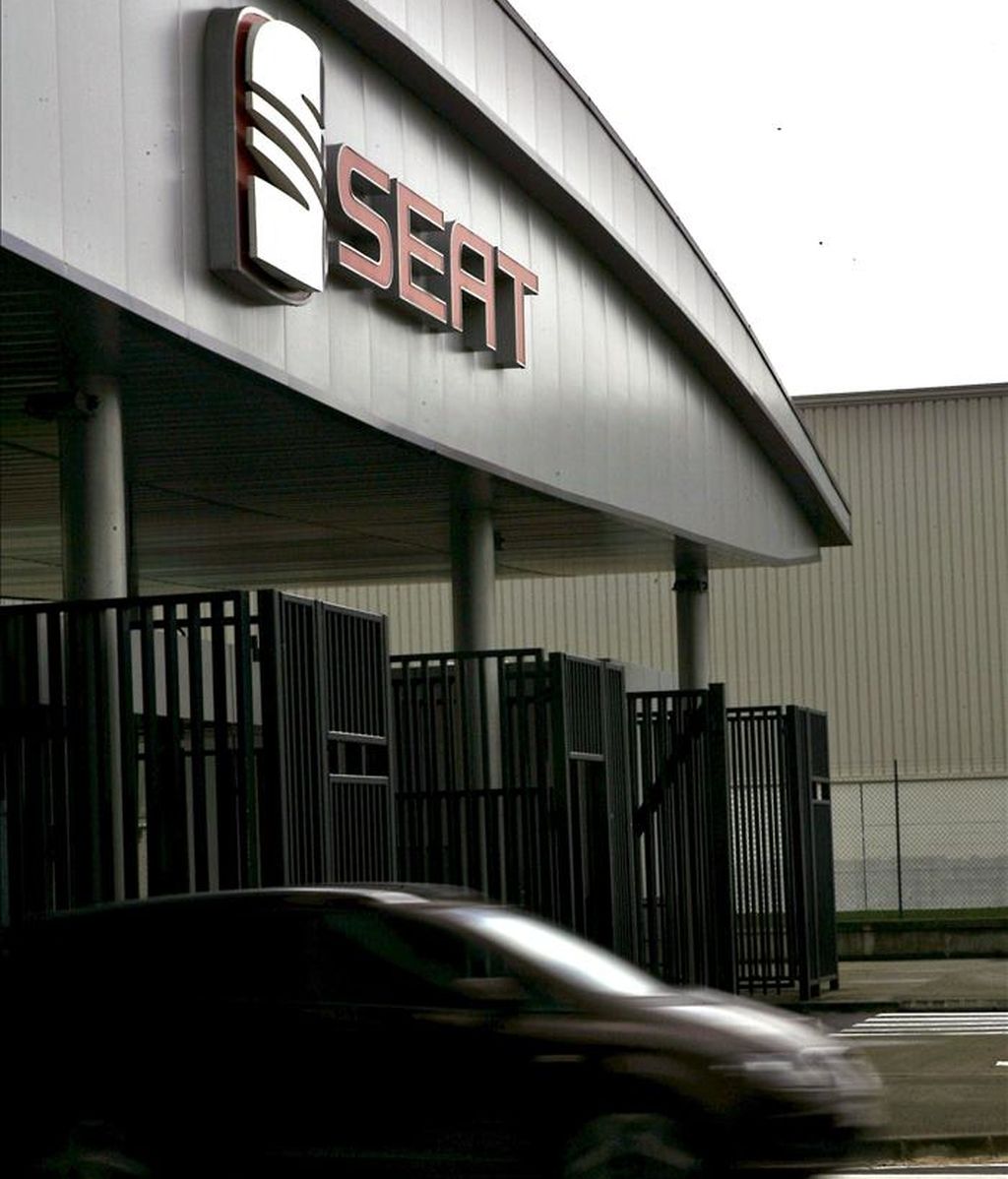 Un coche sale de la planta de Seat de Martorell (Barcelona). EFE/Archivo