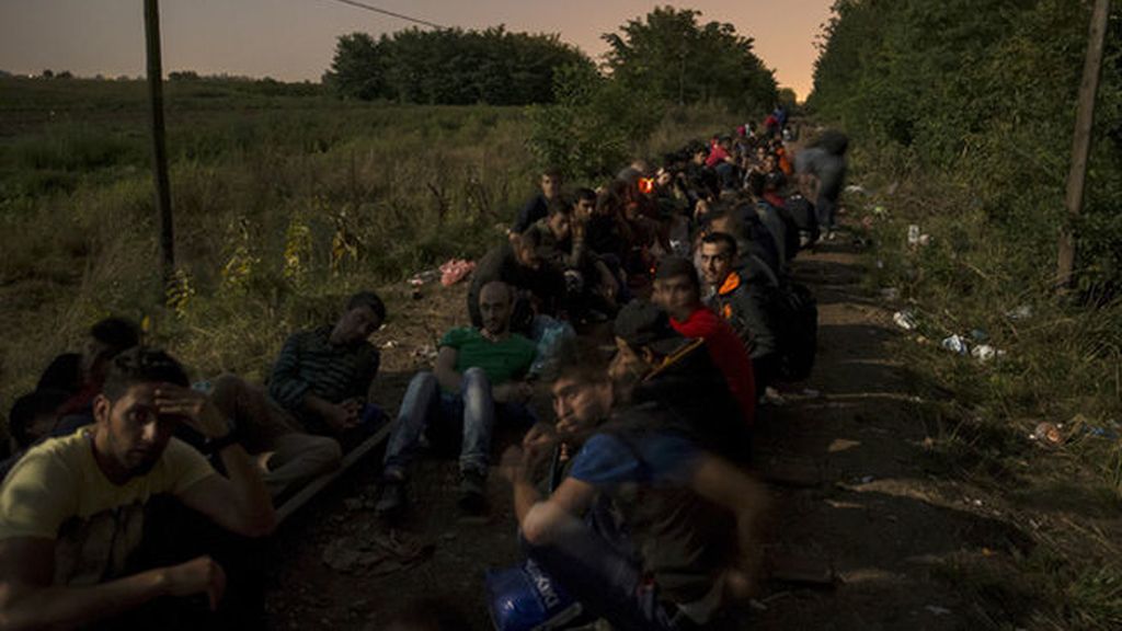 La policía húngara impide a los inmigrantes acceder a los trenes