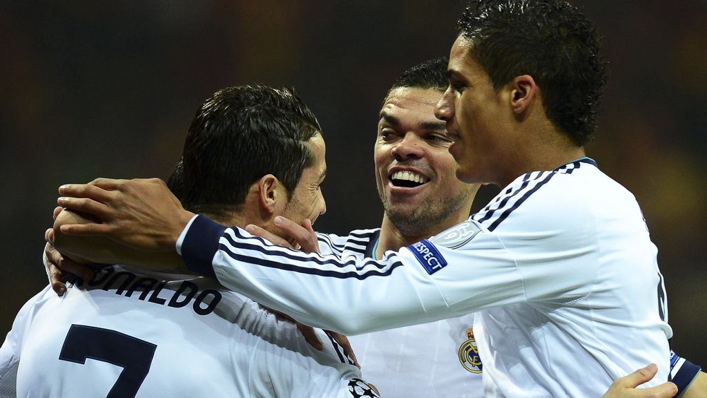 El delantero luso del Real Madrid, Cristiano Ronaldo (i) celebra con sus compañeros, los defensas Raphael Varane (d) y Képler Laveran Lima 'Pepe' (d) el primer tanto ante el Galatasaray