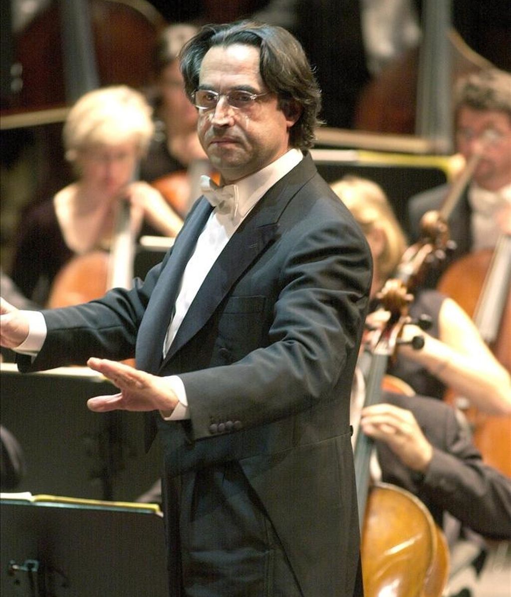 Fotografía de archivo (7/11/2001) del director de orquesta italiano Riccardo Muti, dirigiendo la orquesta de La Scala de Milan en el Gran Teatre del Liceo de Barcelona. Riccardo Muti, que durante casi veinte años estuvo al frente de la citada filarmónica de Milán, ha sido galardonado hoy con el Premio Príncipe de Asturias de las Artes 2011. EFE/Archivo