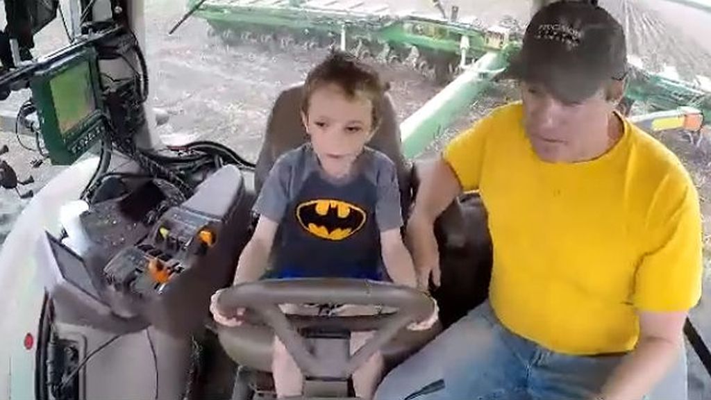 La mejor edad para aprender a conducir un tractor... ¿seis años?