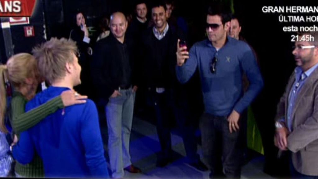 Belén Esteban, fan incondicional del cantante, sale a cantar con él