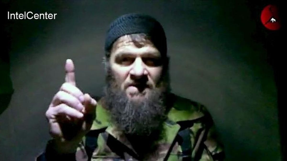 Imagen facilitada por la compañía estadounidense IntelCenter, que muestra al líder de los separatistas islámicos de Chechenia, Doku Umarov, durante un video difundido en Internet el 06 de febrero de 2011, donde se responsabilizó del atentado suicida contra el aeropuerto moscovita de Domodedovo. EFE/INTELCENTER
