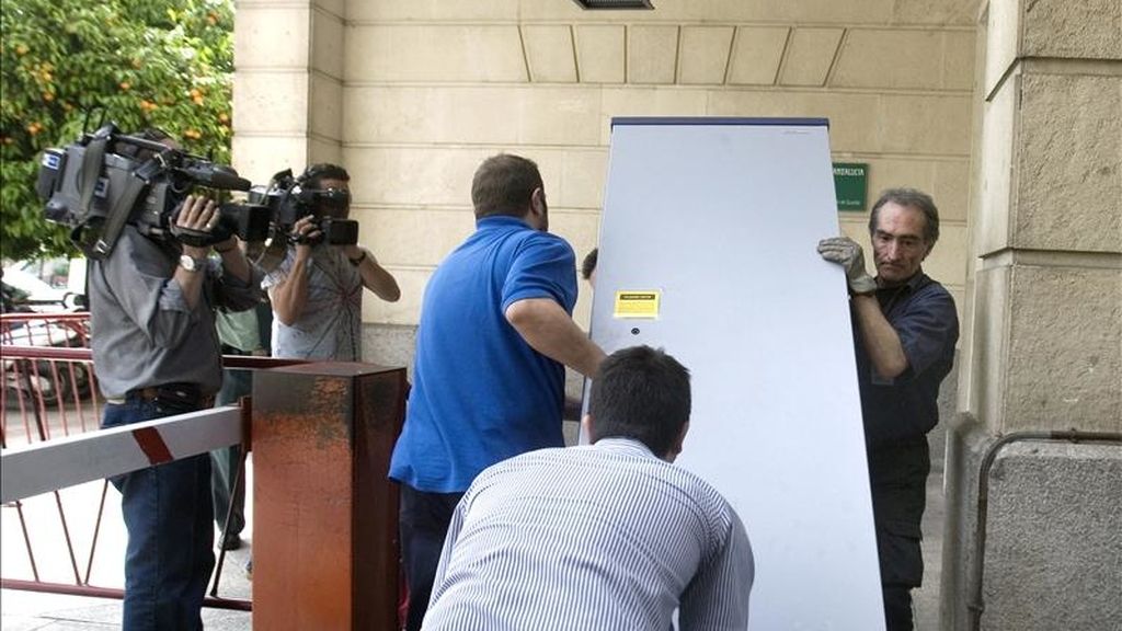 En este armario acorazado se transportaron hacia la Audiencia Provincial de Sevilla las actas de los consejos de gobierno de la Junta de Andalucía que pidió la juez Mercedes Alaya, que investiga los ERE irregulares. EFE/Archivo