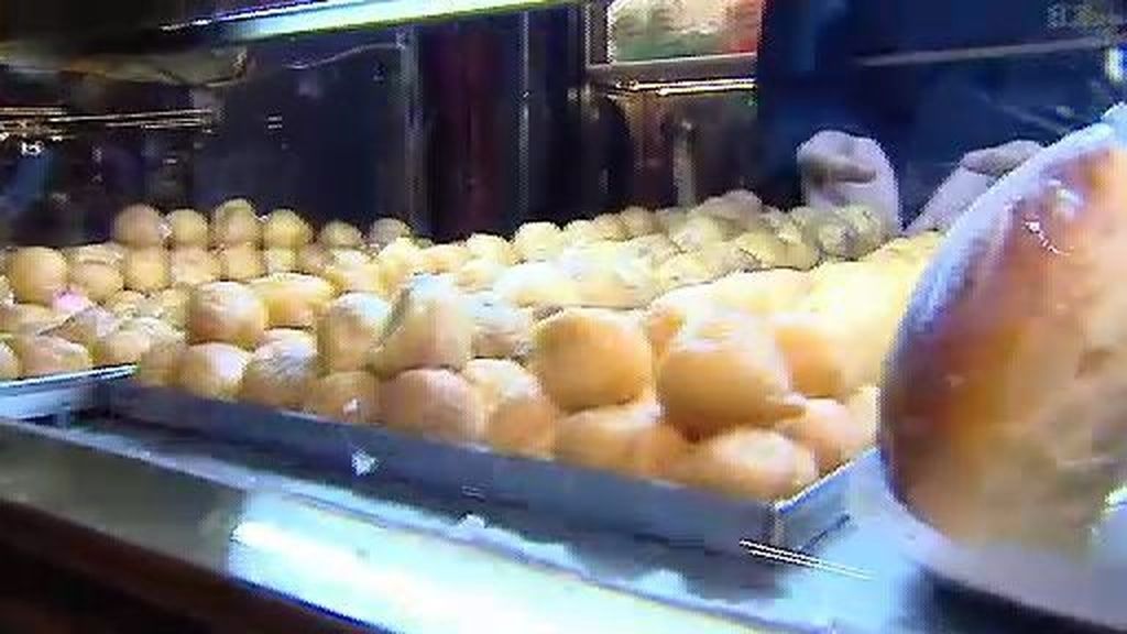 Los buñuelos y los huesos de santo endulzan los hogares españoles