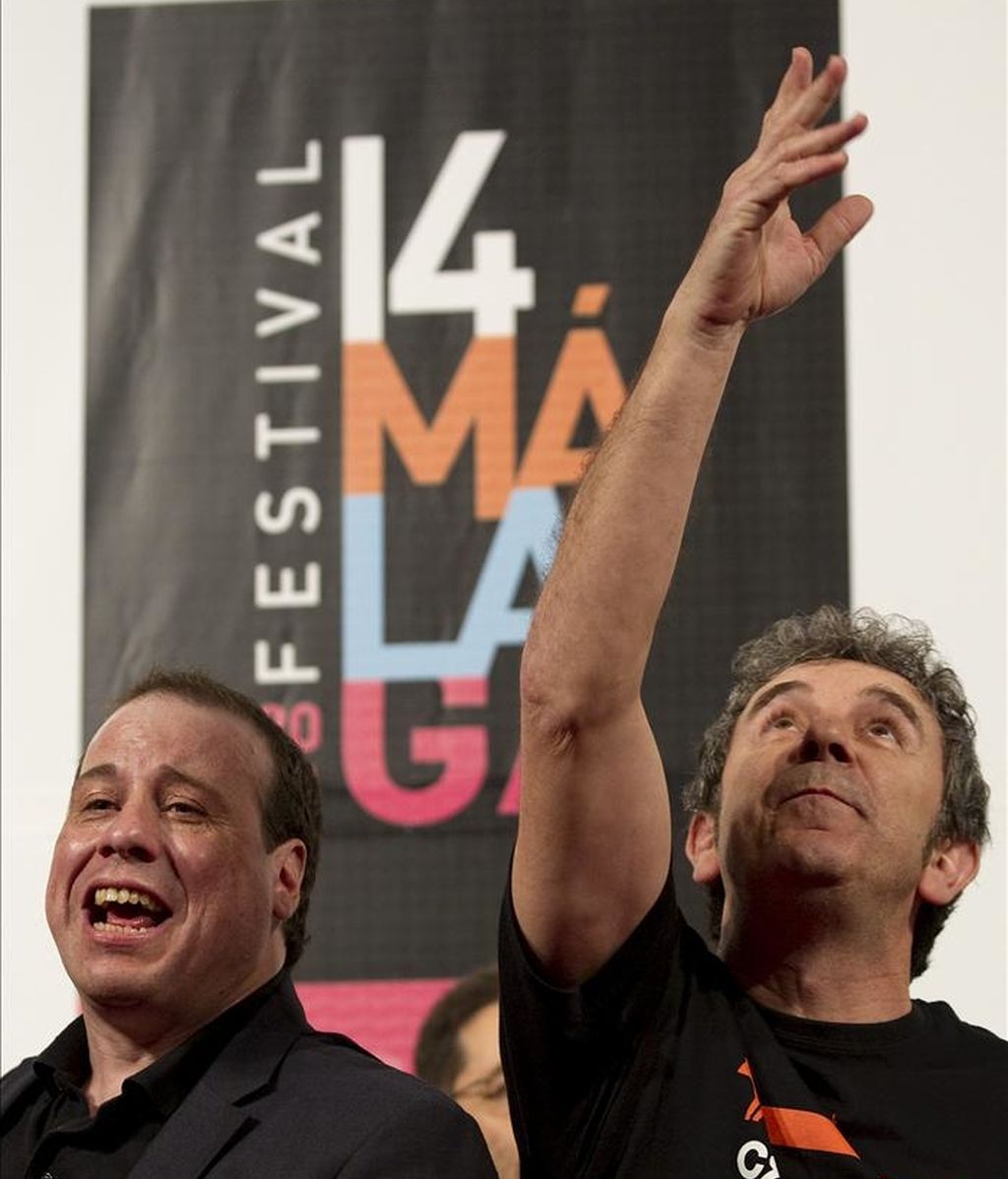 El director Enrique Otero (i) y el actor Miguel de Lira, durante la rueda de prensa de la presentación de la película "Crebinsky", una historia que, aunque tiene tintes de comedia, por ausencia de un género determinado, llega a ser "degenerada", como la califican sus actores, y se desarrolla en Galicia durante la Segunda Guerra Mundial, durante el Festival de Cine Español de Málaga. EFE