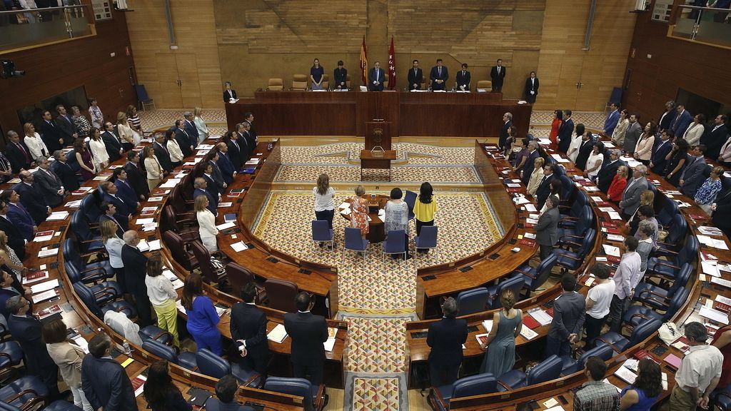 La Asamblea de Madrid guarda un minuto de silencio por Pedro Zerolo