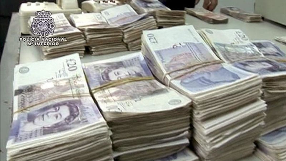 Fotografía facilitada por la Policía Nacional que muestra parte de las libras que la Policía ha incautado en la desarticulación de una red narcotraficante que enviaba cocaína al Reino Unido en camiones de gran tonelaje. EFE