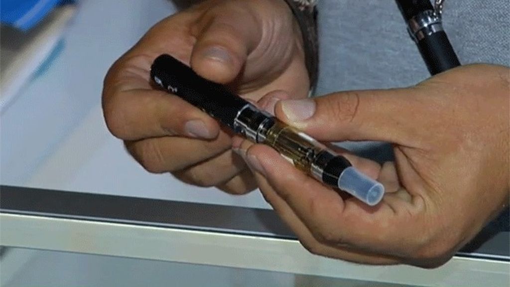 Sanidad se plantea permitir la venta en farmacias del cigarrillo electrónico