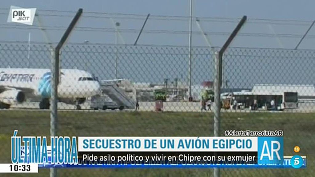 El secuestrador del avión pide asilo político en Chipre a cambio de liberar a la tripulación