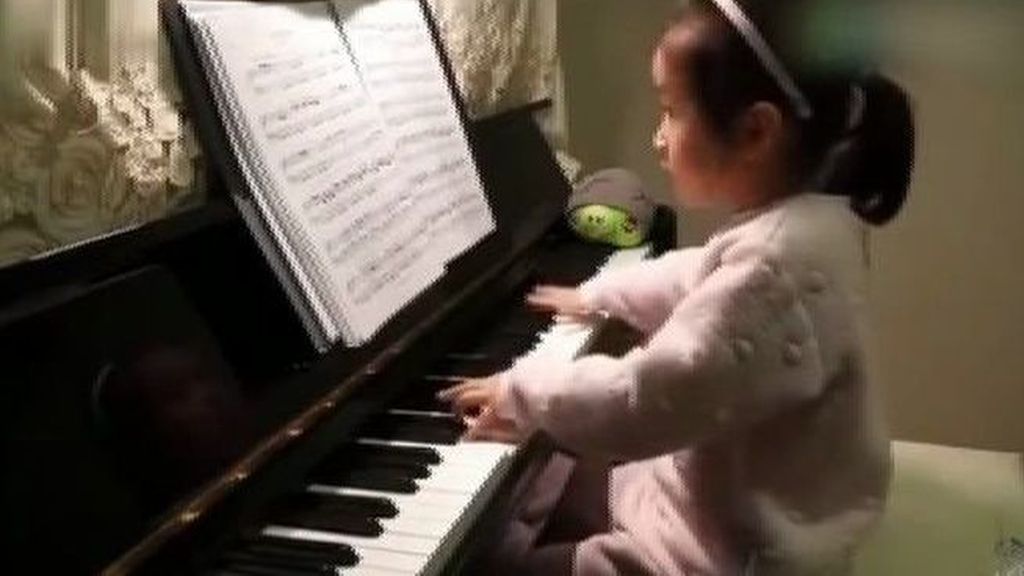 Una niña sorprende por su maestría al piano con tres años