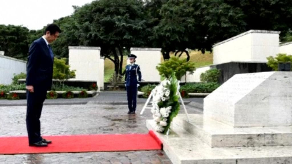 Shinzo Abe rinde homenaje a los caídos en Pearl Harbor