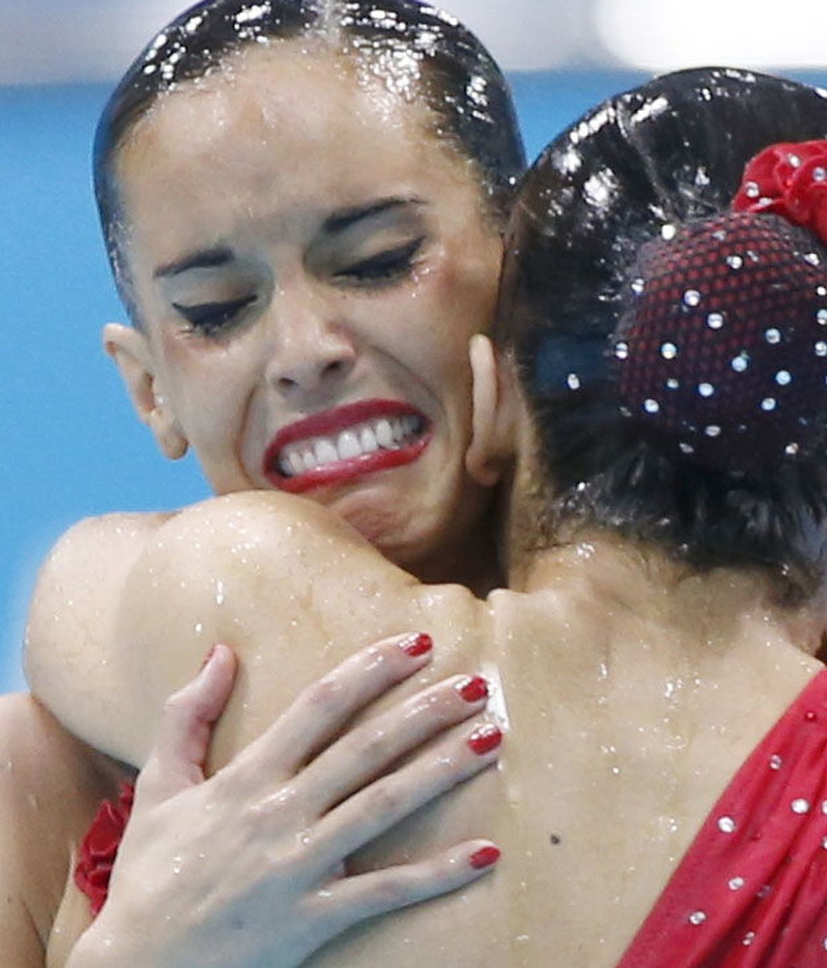 Las españolas Andrea Fuentes y Ona Ballesteros Carbonell tras conocer su puntuación en la final de dúo de natación sincronizada en la que han conseguido medalla de plata