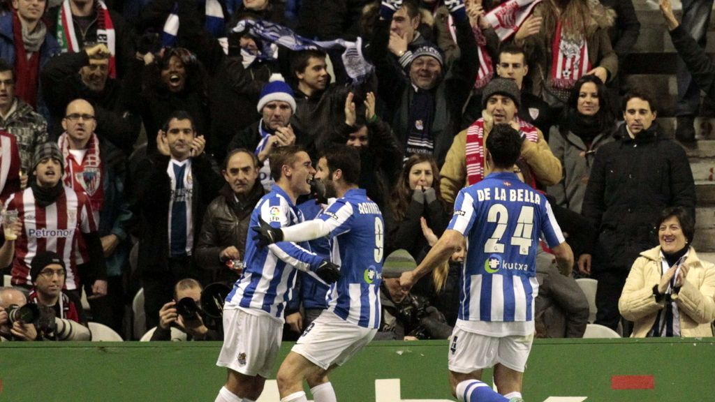 Los jugadores de la Real Sociedad celebran el gol marcado por su compañero, el delantero francés Antoine Griezmann (i), ante el Athletic de Bilbao