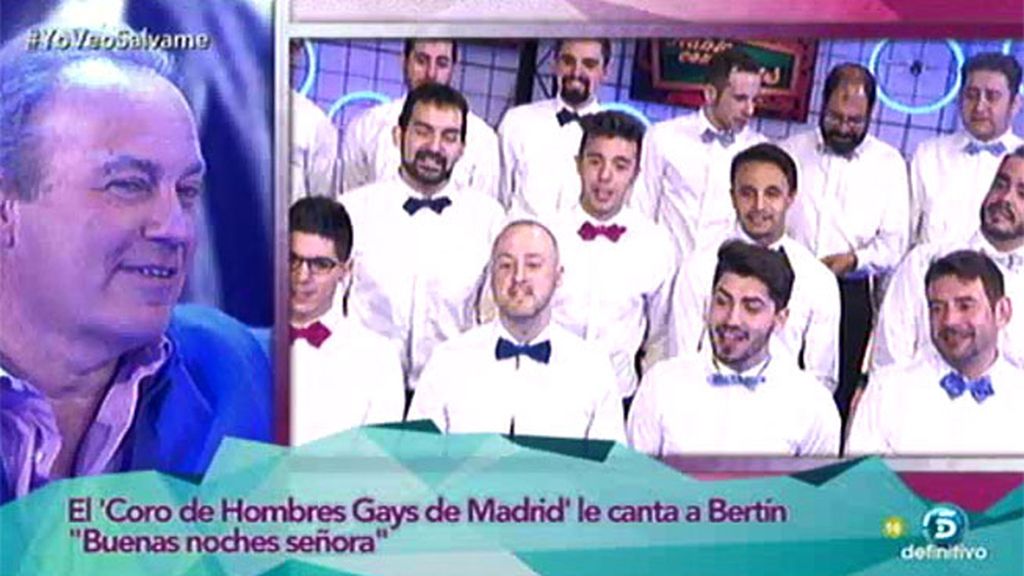 El coro gay de Madrid le canta a Bertín una estrofa de 'Buenas noches señoras'